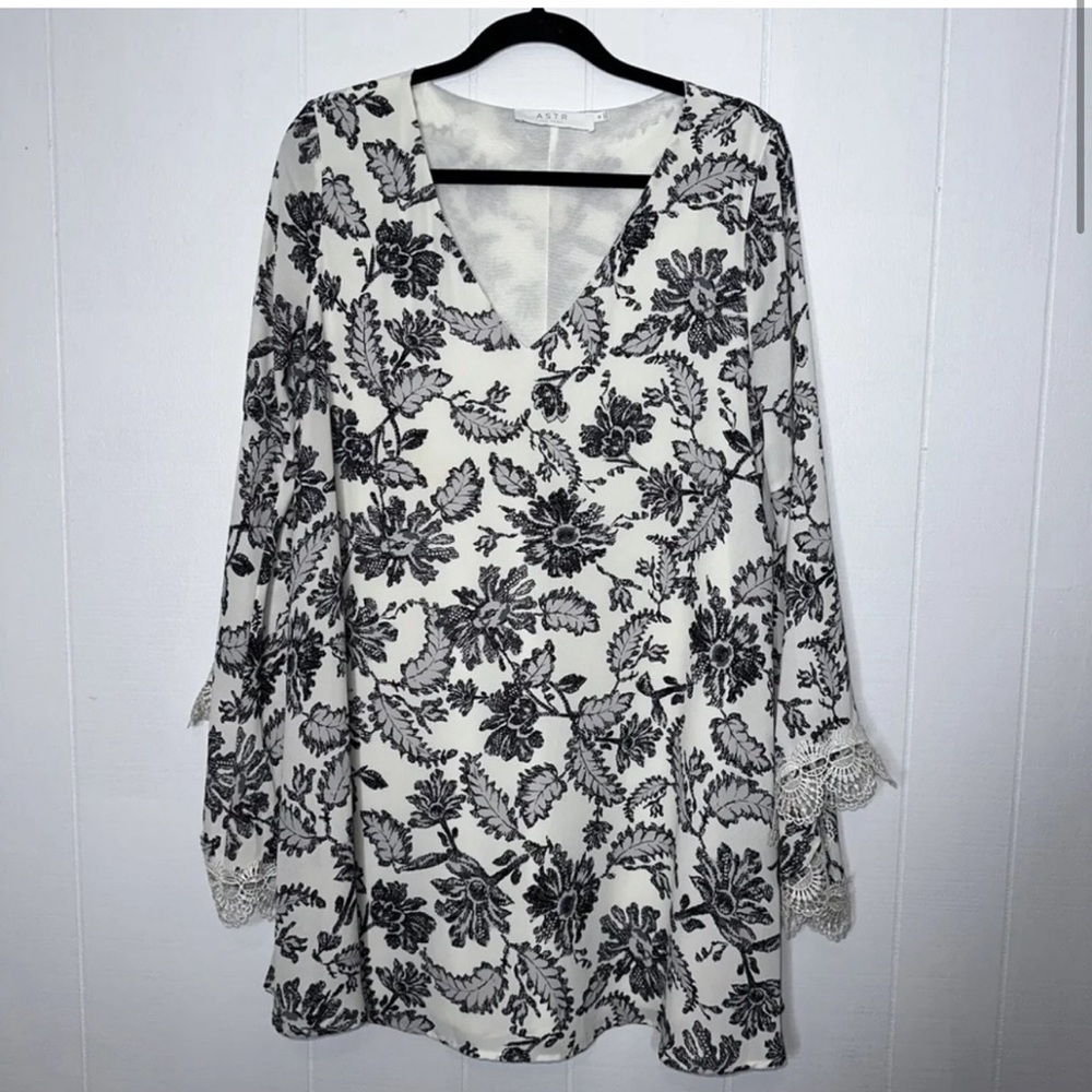 Nordstrom ASTR Lace Trim Shift Dress
NEW SAVVY LACE TRIM BELL SLEEVE SHIFT DRESS